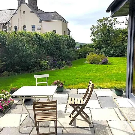Garden Townhouse B&B 딩글
